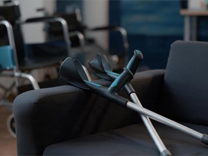 Accesorios ortopédicos imprescindibles para recuperarse de una fractura