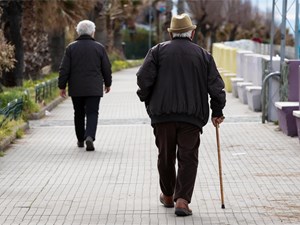 ¿Cómo prevenir las caídas en personas mayores en casa?