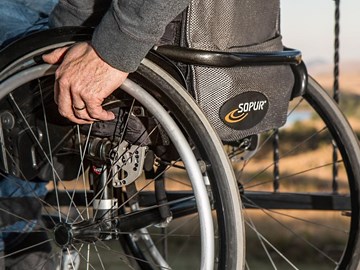 ¿Cuánto cuesta alquilar una silla de ruedas?