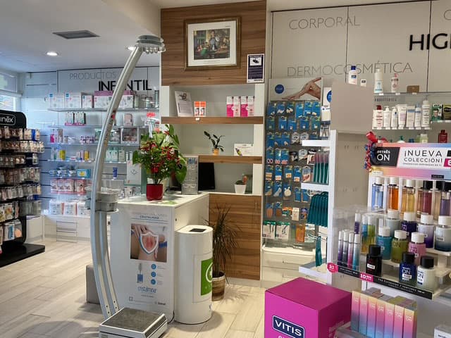 En nuestra farmacia podrás hacer análisis de agua, azúcar y tensión