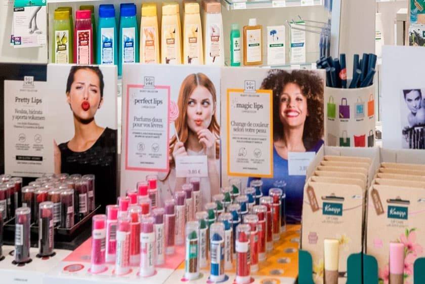 Expositor de cosmética en la parafarmacia de Farmacia Garrido, Silleda